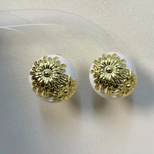 Vintage White & Gold Daisy Stud Earrings-Lydieannejewelry